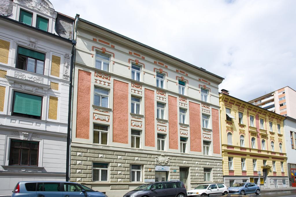 Haus Mobene - Hotel Garni Грац Экстерьер фото