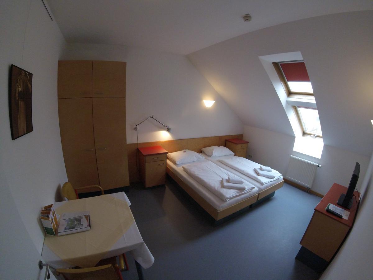 Haus Mobene - Hotel Garni Грац Экстерьер фото