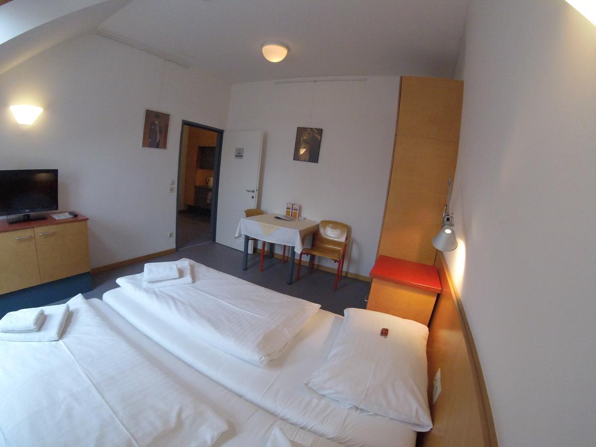 Haus Mobene - Hotel Garni Грац Экстерьер фото