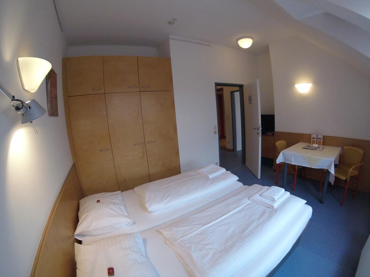 Haus Mobene - Hotel Garni Грац Экстерьер фото