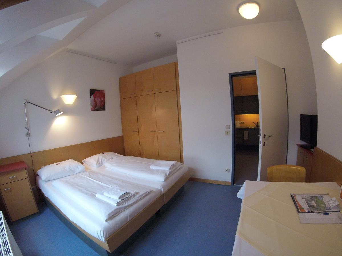 Haus Mobene - Hotel Garni Грац Экстерьер фото