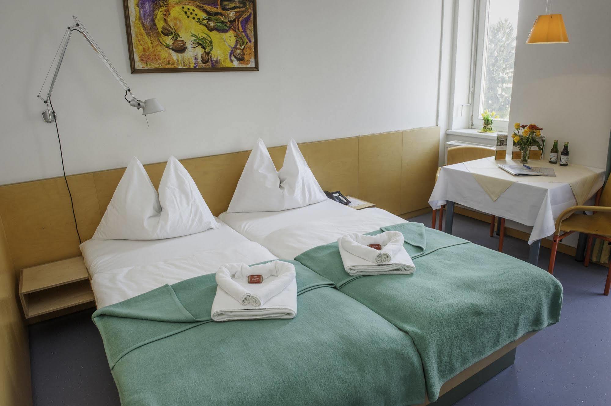 Haus Mobene - Hotel Garni Грац Экстерьер фото