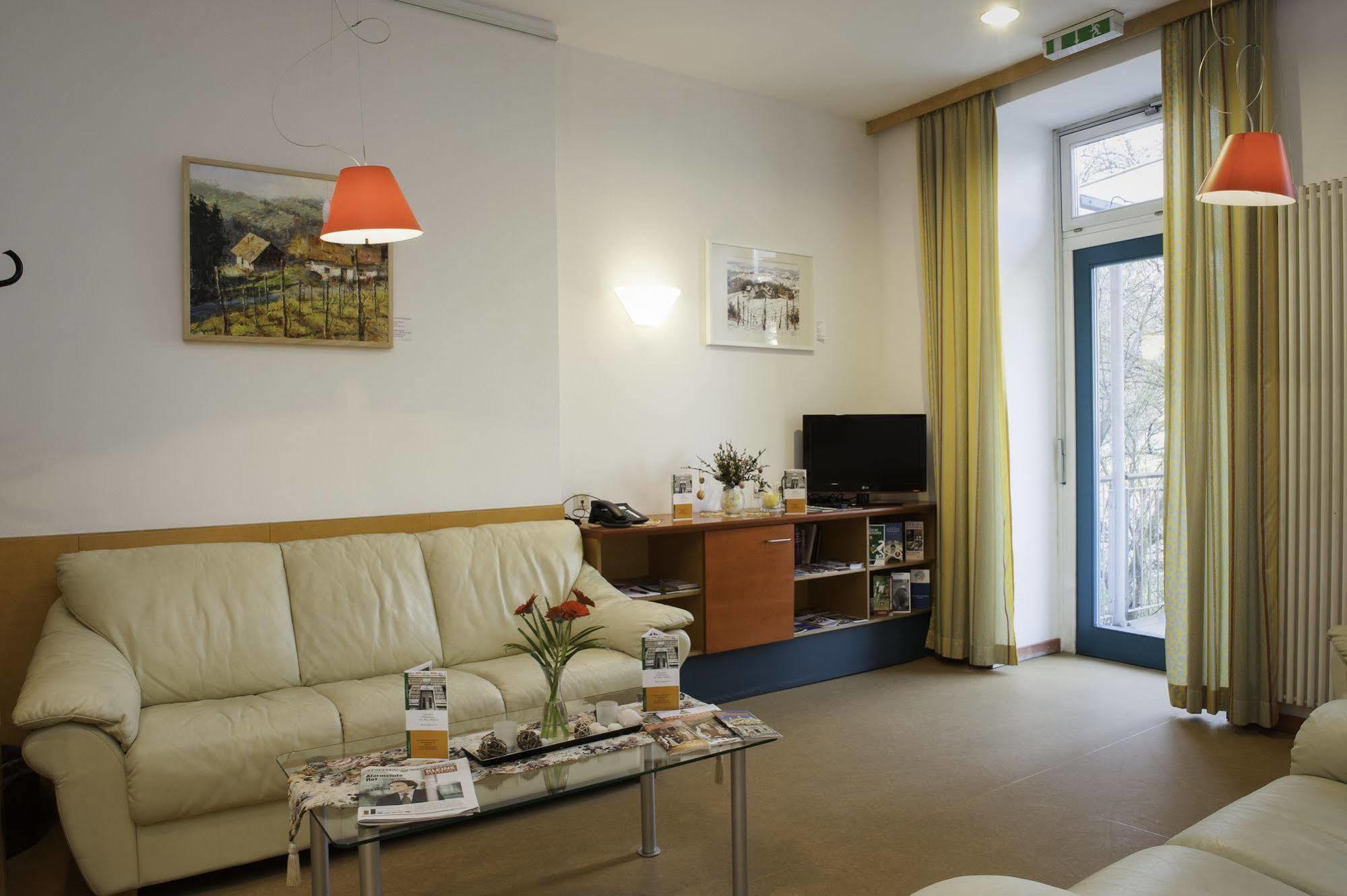 Haus Mobene - Hotel Garni Грац Экстерьер фото