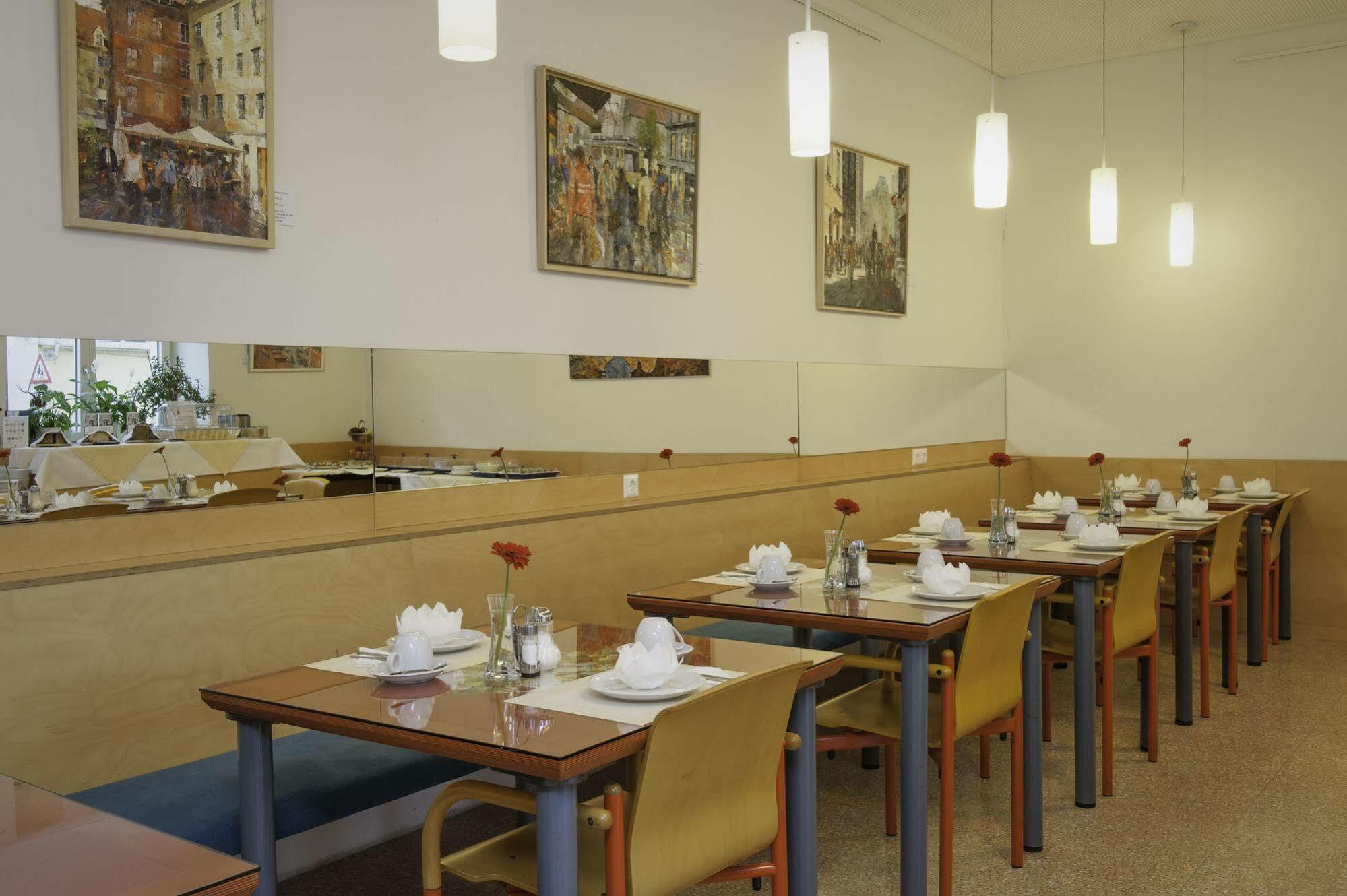 Haus Mobene - Hotel Garni Грац Экстерьер фото